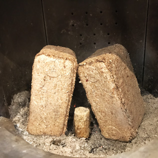 Comment allumer un feu facilement avec les SimplyBriques Jour de chez SimplyFeu Briquette de bois compressé à haut rendement – Image 2